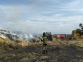 Servicios de emergencia intervienen en la extinción de un incendio en terreno agrícola en Alhama de Murcia