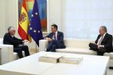 Pedro Sánchez aborda con el consejero delegado de Stellantis los retos del sector de la automoción y del grupo