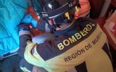 Bomberos rescatan a una mujer de 81 aos cada en su vivienda en Almendricos