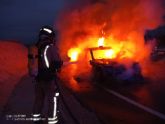 Bomberos extinguen el incendio de un vehículo en Alguazas Bomberos extinguen el incendio de un vehículo en Alguazas