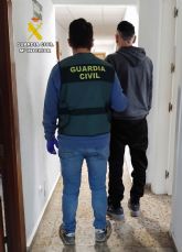 La Guardia Civil desarticula un grupo criminal que abandonó una autocaravana averiada, con más de 500 kilos de hachís y marihuana dentro La Guardia Civil desarticula un grupo criminal que abandonó una autocaravana averiada, con más de 500 kilos de hachís y marihuana dentro