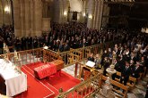 Murcia despide a José Ballesta entre lágrimas y el recuerdo de un alcalde que 'trabajó hasta que pudo sostenerse en pie' Murcia despide a José Ballesta entre lágrimas y el recuerdo de un alcalde que 'trabajó hasta que pudo sostenerse en pie'