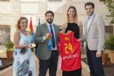 Lpez Miras recibe a la murciana Laura Gil, campeona de Europa con la seleccin española femenina de baloncesto