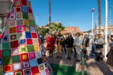 Las mujeres de Los Urrutias dan la bienvenida a la Navidad con un gran árbol de croché