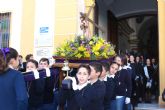 Los niños portan la imagen del Nazareno en Puerto Lumbreras