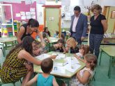 La consejera de Familia visita la escuela de verano de Alcantarilla