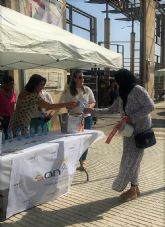 El Ayuntamiento reparte 400 botellines de agua fra en el Mercado semanal para prevenir los golpes de calor debido a las altas temperaturas