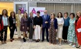 El consejero de Salud recibe el 'Lazo Amiga 2022' de la Asociacin para la ayuda a las mujeres con cncer de mama