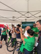 La bicicleta solidaria de Caja Rural - Seguros RGA y CRC recauda 4.000€ en la vuelta ciclista que destinarn a asociaciones murcianas