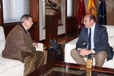 El presidente de la Comunidad recibe a Fulgencio Martnez, antiguo profesor de la Casa de Misericordia