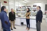 Valle Migulez visita el laboratorio de ensayo de objetos de metales preciosos de la Regin de Murcia