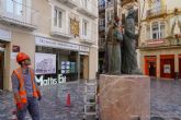 El nazareno del monumento al Procesionista vuelve a su lugar tras reparar el Ayuntamiento su fijación