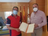 El presidente de FEDER entrega al alcalde el Libro de Oro de la Ciudad firmado por SM la Reina tras su visita al municipio