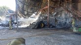 Incendio en una nave de Ceutí con varios tractores en su interior moviliza a los bomberos, sin víctimas que lamentar Incendio en una nave de Ceutí con varios tractores en su interior moviliza a los bomberos, sin víctimas que lamentar