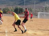 Campeonato de fútbol y carrera popular contra línea de alta tensión