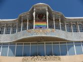 La Asamblea Regional exhibe la pancarta arcoiris con motivo del Da Internacional contra la Homofobia, la Transfobia y la Bifobia