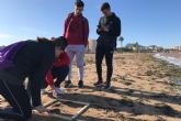 Estudiantes de Bachillerato limpian basura marina en el Mar Menor