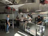 Representantes del sector hostelero visitan la cocina instalada en el Centro de Dinamizacin Social que el Ayuntamiento ha ofrecido a la Consejera para la puesta en marcha de grados de restauracin y cocina