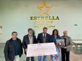 Estrella de Levante entrega un cheque solidario al Banco de Alimentos del Segura