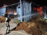 Incendio en un almacén de balas de paja de Campos del Río Incendio en un almacén de balas de paja de Campos del Río