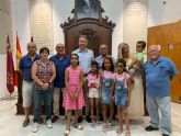 Fulgencio Gil recibe en el ayuntamiento a los niños saharauis que disfrutarn del verano en Lorca gracias al programa de ayuda 'Vacaciones en paz'