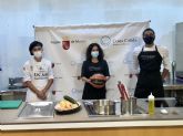 El jugador de baloncesto Sadiel Rojas participa en una demostración culinaria en el Centro de Cualificación Turística