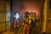 Bomberos de Cartagena sofocan un incendio en un garaje de La Aljorra