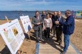 La retirada de biomasa continúa en el Mar Menor con un centenar de operarios trabajando a diario en las playas