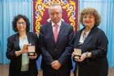 Paloma Fernández Gomá y Ana Julia Martínez Fariña reciben la Medalla de San Isidoro de Sevilla Paloma Fernández Gomá y Ana Julia Martínez Fariña reciben la Medalla de San Isidoro de Sevilla