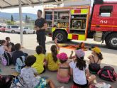 Bomberos de Murcia visitan la Escuela de Verano del centro deportivo Verdolay