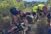 Bomberos de Cartagena intervienen en el rescate de una senderista evacuada en helicóptero en La Muela