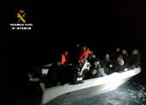 La Guardia Civil rescata a 16 migrantes a bordo de una embarcacin a punto de naufragar