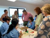 Alumnas del proyecto 'Proempleo' inician el bordado en seda y oro de la bandera de España