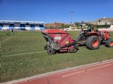 Labores habituales de adecuación y resiembra del césped del Uva Monastrell