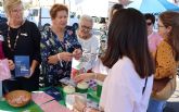 La AEEC visibiliza un año más la lucha contra el cáncer de mama en el mercado semanal