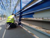 El Ayuntamiento ejecuta labores de mantenimiento y pintura en el puente sobre la Rambla de Nogalte situado en la Avenida Astudillo