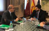 Fernando Lpez Miras se rene con representantes del sindicato de enfermera Satse