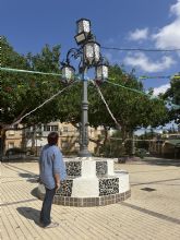 Mercedes Graña (MC) denuncia el estado de abandono de la emblemática farola de la Plaza Padre Marín en La Puyola