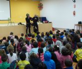 Bomberos de SABIC explican normas bsicas de seguridad a los alumnos del colegio Nueva Escuela