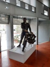 Cultura rinde homenaje a Antonio Ballester mostrando su obra ´Otto y su moto´ en el Centro Párraga