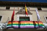 Se coloca la bandera “Arcoiris” en el balcón del Ayuntamiento de Totana para escenificar el apoyo institucional al Colectivo LGTBI