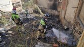 Bomberos del CEIS extinguen un incendio en un solar vallado en Abarán Bomberos del CEIS extinguen un incendio en un solar vallado en Abarán