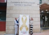 La Consejería de Política Social se une a la campaña de concienciación del cáncer infantil con un lazo dorado en su fachada