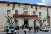 Se guarda un minuto de silencio a las puertas del Ayuntamiento en solidaridad con las vctimas y heridos del atentado terrorista de Bruselas