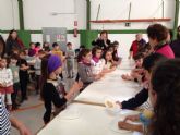 Alumnos del Colegio Rural Agrupado Campo de Molina y miembros del Centro de Mayores de El Fenazar participan en el taller intergeneracional Mayores y Tradiciones