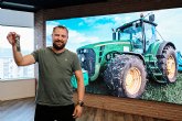 Jameson y Tomy Rhode se renen para la entrega de las llaves del tractor de los 10k tuits