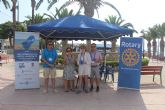 Rotary Mar Menor reparti 2.000 ceniceros en la playa de La Puntica