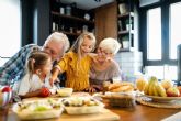 4 razones por las que cuidar a los nietos es beneficioso para los abuelos