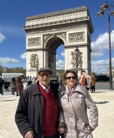 Dos personas mayores cumplen su sueno de viajar a Pars tras 63 anos de matrimonio