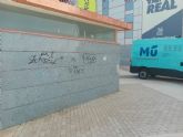 El Ayuntamiento elimina las pintadas del permetro del Estadio Enrique Roca de Murcia